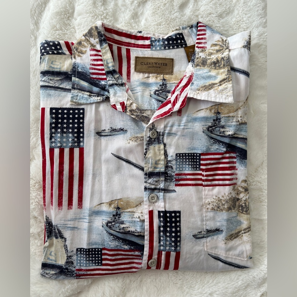 Men’s XXL short sleeve shirt. Button up, made by Clear Water Outfitters.